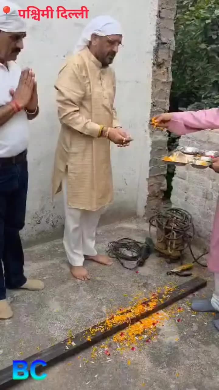 हिम सदन कर्म-पूरा स्थित दिल्ली में शीर्ष मंजिल के संबंध में कार्य की हुई शुरुआत- अध्यक्ष के आर वर्मा जी ।
(BC)