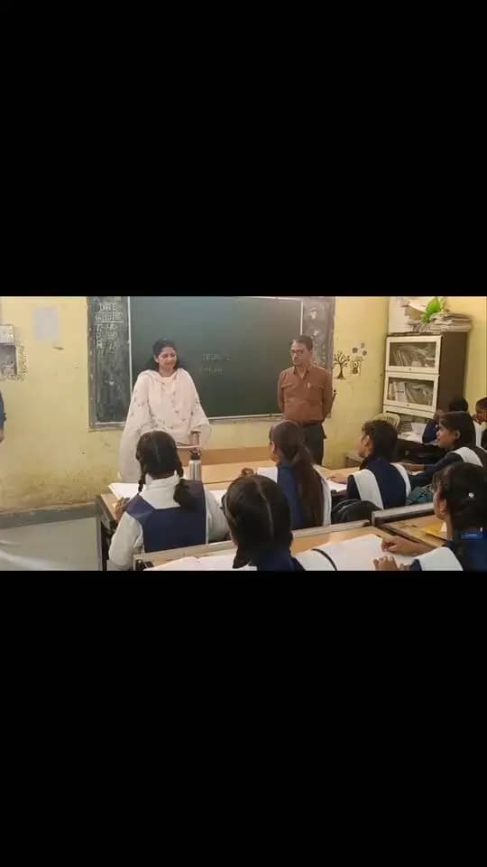 कलेक्टर श्रीमती प्रतिभा पाल ने स्कूल और आंगनबाड़ी केंद्र खुरई का निरीक्षण किया। इस दौरान उन्होंने बच्चों से बातचीत कर उनके पोषण आहार की जानकारी ली और उनके साथ कुछ प्यारे पल बिताए।
#jansamparkMP #sagar