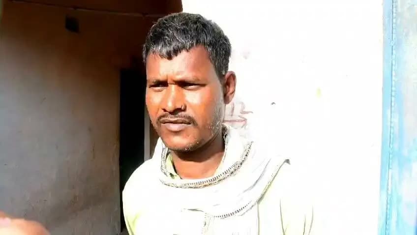 श्री नवल को मिला प्रधानमंत्री आवास योजना का लाभ
-
टीकमगढ़ जिले के ग्राम रानीपुरा निवासी श्री नवल कुमार को प्रधानमंत्री आवास योजना अंतर्गत लाभ मिला है। इसके लिये मैं प्रधानमंत्री श्री नरेन्द्र मोदी जी को धन्यवाद देना चाहता हूं।
श्री नवल ने बताया कि पहले मेरा परिवार कच्चे मकान में रहता था। मेरे परिवार की आय इतनी नहीं थी कि हम अपना स्वयं का पक्का मकान बनवा सकें। लेकिन प्रधानमंत्री आवास योजना का लाभ मिलने से मेरे परिवार का पक्के मकान का सपना पूरा हो गया है। इसके लिये मैं एवं मेरा पूरा परिवार प्रधानमंत्री श्री नरेन्द्र मोदी जी को धन्यवाद देते हैं।
#SevaSankalpAbhiyan
#सेवा_संकल्प_अभियान
#JansamparkMP
#Jansamparktikamgarh
#tikamgarh