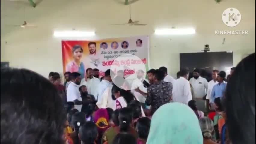 పెద్దవంగర: పెదవంగరలో ఇందిరమ్మ ఇండ్ల పట్టాల పంపిణీలో భావోద్వేగానికి లోనైన ఎమ్మెల్యే యశస్విని రెడ్డి