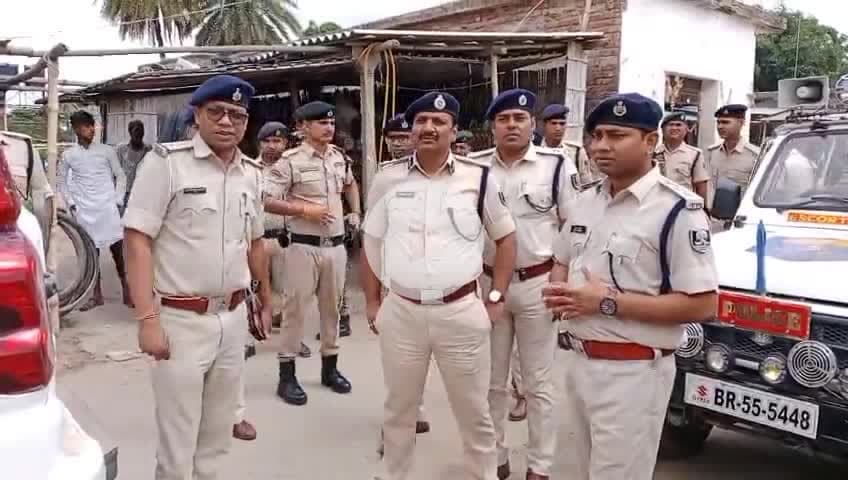 शिवहर में मोहर्रम और महावीर झंडा को लेकर निकला फ्लैग मार्च, शांति-सौहार्द की अपील
#SheoharNews #tariyani #sp