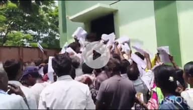శాయంపేట: శాయంపేటలో యూరియా కొరత పుష్కలంగా ఉంది పోలీసుల పహారాలో యూరియా తీసుకు వెళుతున్న రైతులు