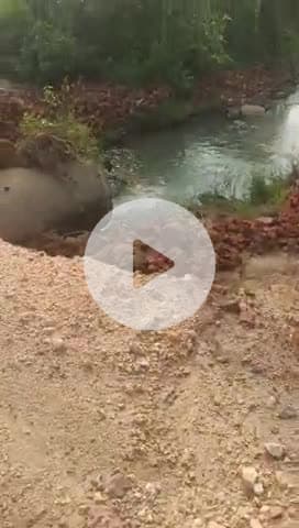 गोमिया प्रखंड के तिलैया पंचायत में दानिया ओर कारीपानी के बीच में सड़क टूट जाने के कारण ग्रामीणों को बहुत दिक्कत होता है