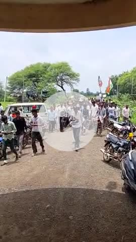 स्मार्ट बिजली मीटर ज्ञापन देते हुए