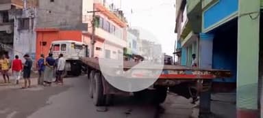 ओएनजीसी का माल ढोने वाला ट्रेलर ने गोमिया थाना चौक 2 घंटे तक आवागमन को बाधित किया.