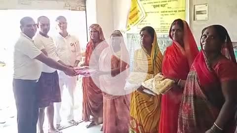 स्वतंत्रता दिवस के शुभ अवसर पर जन वितरण प्रणाली गायत्री स्वयं सहायता समूह के द्वारा दुकान का शुभारंभ धोती साड़ी वितरण @#