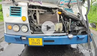 శాయంపేట: కొత్తగట్టు సింగారం వద్దహన్మకొండ పరకాల ప్రధాన రహదారిపై రోడ్డు ప్రమాదం
ఆగి ఉన్నలారీనిఢీకొట్టిన బస్సు 11 మందికి గాయాలు