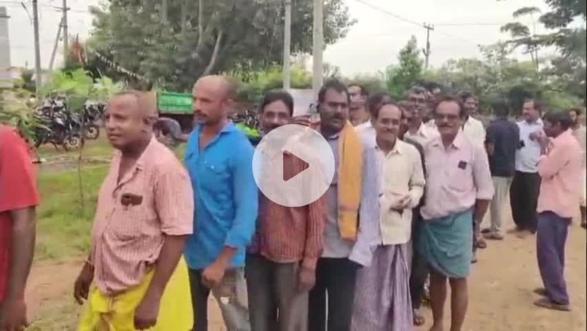 ఇల్లందకుంట: మండల కేంద్రంలోని PACS కార్యాలయం ముందు యూరియా కోసం రైతులు బారులు, రైతుకు ఒక యూరియా బస్తాను పంపిణీ చేసిన అధికారులు