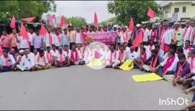 శాయంపేట: మాందారి పేట వద్ద రైతులకు యూరియా పంపిణీ చేయాలని బిఆర్ఎస్ పార్టీ ఆధ్వర్యంలో ధర్నా పాల్గొన మాజీ ఎమ్మెల్యే