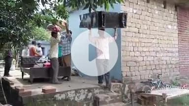 बरवाला: मोरनी ब्लॉक के डुह गांव में भूस्खलन से टूटे मकान, पीड़ितों का सामान निकालने में जुटे ग्रामीण