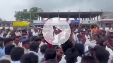 తిప్పర్తి: తిప్పర్తి మండల కేంద్రంలో యూరియా కోసం రైతులు ఆందోళన