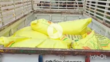 నడికూడ: యూరియాను పక్కదారి పట్టిస్తున్న ఏఈఓ ఆటోలో అక్రమంగా తరలిస్తుండగా పట్టుకున్న రైతులు