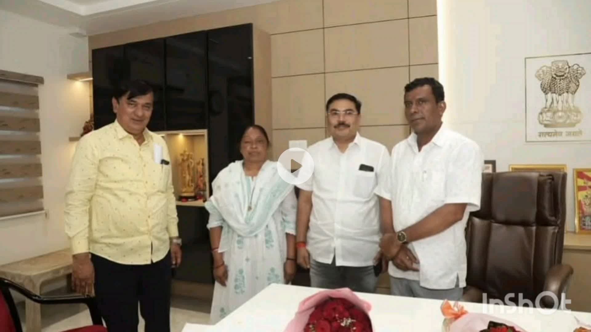 ઉચ્છલ: ઉચ્છલ તાલુકાના સાકરદા ગામે મંત્રી સાથે મહારાષ્ટ્રના નવાપુરના ધારાસભ્યએ મુલાકાત લઈ ચર્ચા કરી.