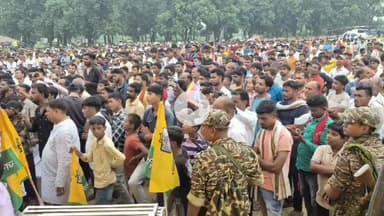 तरारी विधानसभा में हेलीकॉप्टर से चुनावी सभा तेज प्रताप यादव अपने उम्मीदवार सिकंदर कुमार कुशवाहा
