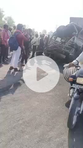 जनपद भदोही में हुआ बड़ा दुर्घटना
जिस्म की ट्रक चालक के मौके पर ही मौत हो गई और कंडक्टर बचा रहा आप देख रहे हैं कि ट्रक