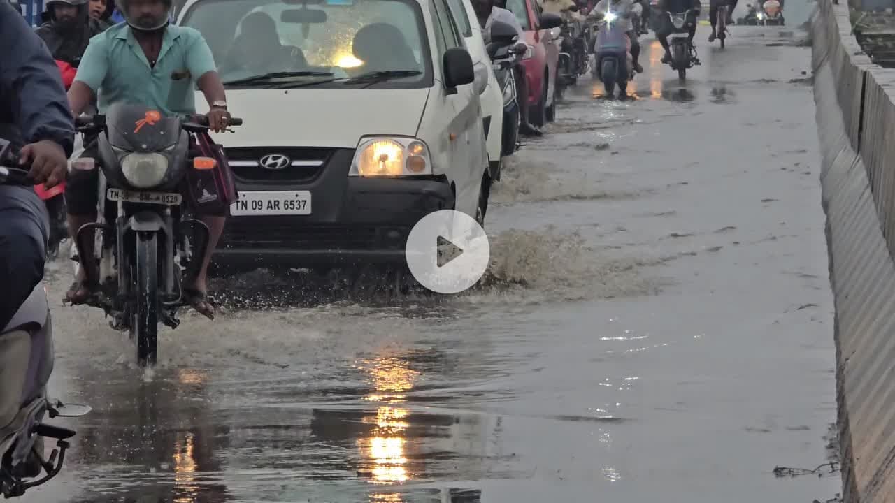பல்லாவரம்: தாம்பரம் சுற்றுவட்டார பகுதிகளில் கடந்த ஒரு மணி நேரமாக மிதமான மழை முக்கிய சாலைகளில் தேங்கிய மழை நீர்