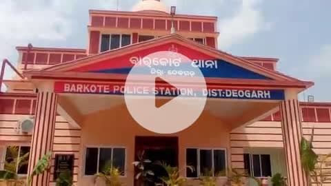 ବାରକୋଟ: #ବାରକୋଟ ବ୍ଲକ ଛକରେ ସ୍କୁଟି ଚାଳକକୁ ବଞ୍ଚାଇବାକୁ ଯାଇ ହାଇବା,ଟ୍ରକ,ବଲେର ମଧ୍ୟରେ ଦୁର୍ଘଟଣା