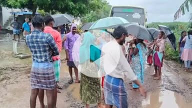 ஆலத்தூர்: ஈச்சம்பட்டியில் சாலையை சீரமைக்க வலியுறுத்தி பொதுமக்கள் சாலை மறியல்