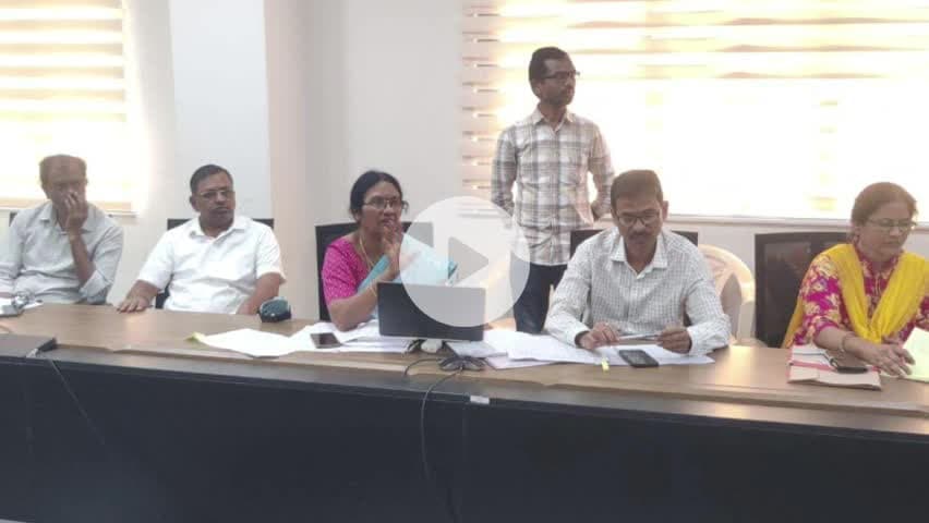 టేకుమట్ల: వైద్య సిబ్బందితో సమీక్ష సమావేశం నిర్వహించిన జిల్లా వైద్యాధికారి వాణిశ్రీ