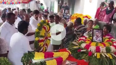 திருத்தணி: ஜம்மு காஷ்மீர் தீவிரவாதிகளால் சுட்டு கொல்லப்பட்ட ராணுவ வீரர் உடலுக்கு ஆட்சியர் பிரதாப் அஞ்சலி செலுத்தினர்