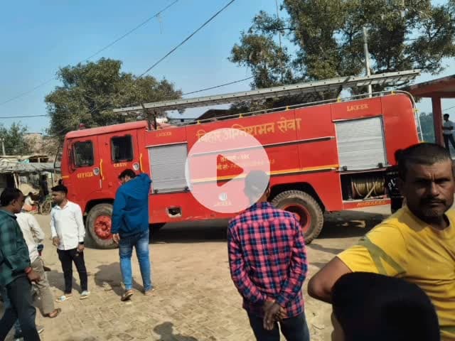 चोरौत: नीमबारी बाजार स्थित पुस्तकालय में आग, ग्रामीणों की तत्परता से टला बड़ा हादसा