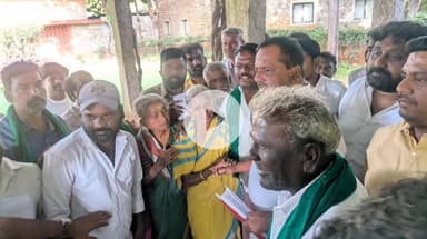 ಸಂಡೂರು: ಕುಡತಿನಿ ಭೂ ಸಂತ್ರಸ್ಥ ರೈತರಿಂದ ವಿಧಾನಸಭೆ ಅಧ್ಯಕ್ಷ ಯು.ಟಿ.ಖಾದರ್ಗೆ ಮನವಿ ಪತ್ರ ಸಲ್ಲಿಕೆ