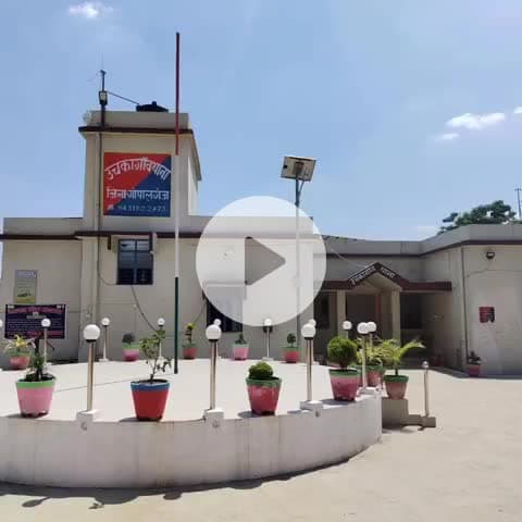 बेलसरा में छात्र को गोली मारने के मामले में फरार आरोपी के घर पुलिस ने चस्पाया इश्तिहार