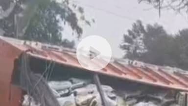 খড়িবাড়ি: খড়িবাড়িতে জাতীয় সড়কে দুর্ঘটনার কবলে পড়লো ডাল বোঝাই লরি