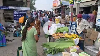 ஸ்ரீரங்கம்: அம்மா மண்டபத்தில் தங்கள் வீட்டில் இறந்த முன்னோர்களுக்கு தை அமாவாசையை முன்னிட்டு தர்ப்பணம் கொடுத்த பக்தர்கள்