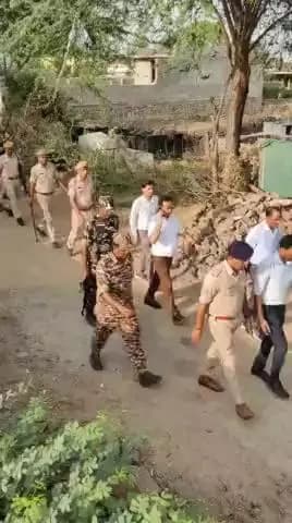 #लोकसभा चुनाव के मध्य नजर थाना बुढादीत के कस्बा बड़ोद में शांति का संदेश देने हेतु उपखंड अधिकारी दीगोद एवं co इटावा द्वारा #सीआरपीएफ कमांडेंट व CRPF कंपनी व पुलिस के साथ #फ्लैग मार्च किया @PoliceRajasthan @IgpKota @karansharmarps #kotar