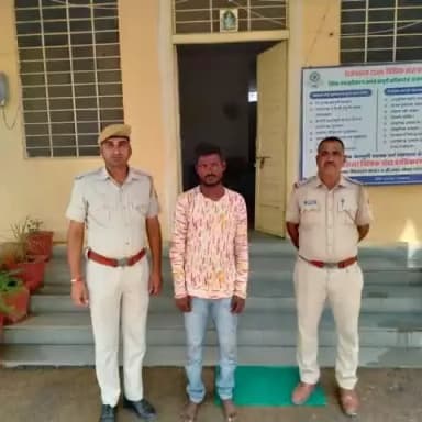 थाना #बरोनी की कार्यवाही।
अवैध देशी टोपीदार एक नाली #बंदूक के साथ आरोपी #गिरफ्तार ।