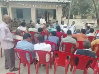 आज दिनांक-11.03.25 को #बरारी परिसर में आगामी होली पर्व एवं अन्य पर्व-त्योहारों को शांतिपूर्ण माहौल में संपन्न कराने हेतु थानाध्यक्ष के नेतृत्व में सामाजिक कार्यकर्ताओं के साथ #शांति_समिति की बैठक आयोजित की गई।