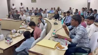 76 वे राजस्थान पुलिस दिवस के अवसर पर दिनांक 17.04.2025 को रेंज स्तरीय क्वीज प्रतियोगिता का आयोजन तथा अधिकारियों से संवाद करते छात्र ।
#RajasthanPolice
#UdaipurPolice