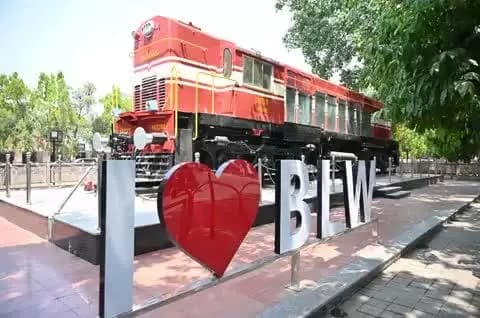 एक शानदार अतीत से एक उज्ज्वल भविष्य तक!
भारत की शानदार विरासत हमारी पहचान का अभिन्न अंग है।भारतीय रेलवे के शानदार इतिहास एक वसीयतनामा के रूप में भी काम करते हैं।
आइए इस #WorldHeritageDay पर आने वाली पीढ़ियों के लिए अपनी विरासत को संजोएं और