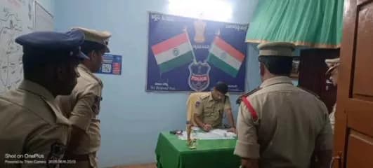 • నారాయణఖేడ్, సిర్గాపూర్, కంగ్టీ, కల్హేర్ పోలీసు స్టేషన్ ను ఆకస్మిక తనిఖీ చేసిన జిల్లా ఎస్పీ పరితోష పంకజ్
రాష్ట్ర సరిహద్దు ప్రాంతాల నుండి ఎలాంటివి అక్రమ రవాణా జరగడానికి వీలులేదు..
• విల్లేజ్ విసిటింగ్స్ చేస్తూ ప్రజలకు అందుబాటులో ఉండాలి..