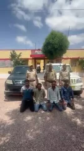 जिला पुलिस अधीक्षक, जैसलमेर सुधीर चौधरी के निर्देशन में, पुलिस थाना भणियाणा द्वारा हत्या के प्रयास के प्रकरण में लम्बे समय से फरार 04 मुल्जिमान को किया गिरफ्तार, घटना में प्रयुक्त 02 वाहन जब्त, विस्तृत अनुसंधान जारी