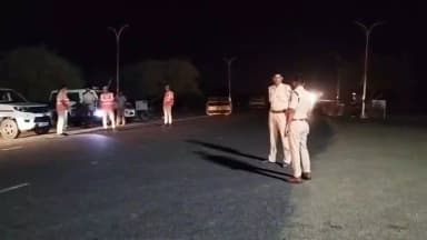 जिला पुलिस अधीक्षक जैसलमेर सुधीर चौधरी के निर्देशन में पुलिस मुख्यालय के आदेशानुसार जिला में की जा रही नाकाबंदी को महानिरीक्षक पुलिस, जोधपुर रेंज जोधपुर व जिला पुलिस अधीक्षक जैसलमेर द्वारा किया गया चैक, दिए विशेष दिशा निर्देश