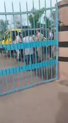 परीक्षा में नहीं रुका जज़्बा — फतेहाबाद पुलिस ने दिव्यांग छात्र को व्हीलचेयर पर बैठाकर पहुँचाया परीक्षा कक्ष