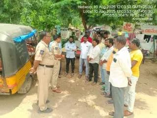 కొమురవెల్లి ఎస్ఐ రాజు, గ్రామ విపిఓ తో కలిసి కొమరవెల్లి మండల కేంద్రంలో ఆటో డ్రైవర్లకు రోడ్డు నిబంధనలు ట్రాఫిక్ నిబంధనలు సైబర్ నేరాల గురించి అవగాహన కల్పించారు. రోడ్డు ప్రమాదాల నివారణకు ప్రతి ఒక్కరూ కృషి చేయాలని తెలిపారు.