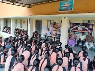 మోడల్ స్కూల్ కొండపాక విద్యార్థినిలకు" మహిళల రక్షణకు ఉన్న చట్టాలు సైబర్ నేరాలు, గుడ్ టచ్ బాడ్ టచ్, ఈవిటీజింగ్ గంజాయి ఇతర మత్తు పదార్థాలు డ్రగ్ మరియు తదితర అంశాల గురించి అవగాహన కల్పించిన తొగుట సిఐ లతీఫ్, కుకునూరుపల్లి ఎస్ఐ శ్రీనివాస్,
