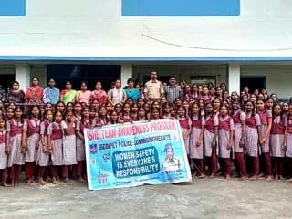 రాఘవాపూర్, కేజీబీవీ" స్కూల్ విద్యార్థినిలకు మహిళల రక్షణకు ఉన్న చట్టాల గురించి, ర్యాగింగ్/ ఇవిటీజింగ్/ పోక్సో/ షీ టీమ్స్/ యాంటీ హ్యుమెన్ ట్రాఫికింగ్ సైబర్ నేరాలు,నూతన చట్టాల గురించి, అవగాహన కల్పించిన రూరల్ ఎస్ఐ రాజేష్, సిద్దిపేట షీటీమ్ బృం