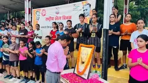 #राष्ट्रीय_खेल_दिवस के अवसर पर बरेका में आयोजित एक समारोह में खेल संघ के महासचिव एवं मुख्य यांत्रिक इंजीनियर, उत्पादन एवं विपणन श्री सुनील कुमार ने मेजर ध्यानचंद जी के तस्वीर पर माल्यार्पण कर श्रद्धासुमन अर्पित किया गया