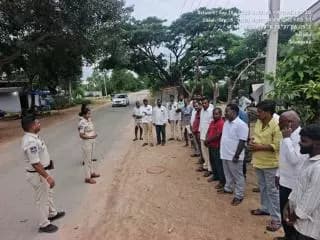 రాయపోల్ ఎస్ఐ మానస, గ్రామ విపిఓ తో కలిసి రాయపోల్ గ్రామాన్ని సందర్శించి గ్రామ ప్రజలకు స్థానిక సంస్థల ఎన్నికల గురించి, సైబర్ నేరాల గురించి సీసీ కెమెరాలు గురించి అవగాహన కల్పించారు.