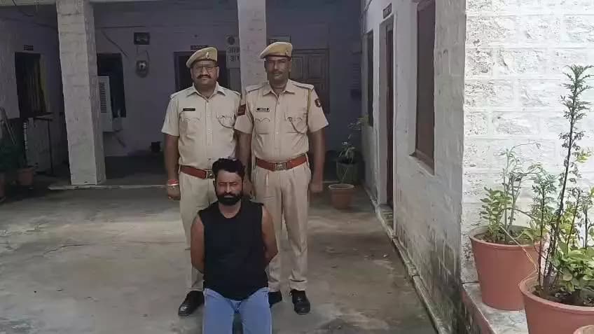 #Balotra: थाना मण्डली द्वारा 10,000 का इनामी मुलजिम गीगाराम गिरफ्तार।
अवैध शराब तस्करी के प्रकरण में 19 माह से था फरार।