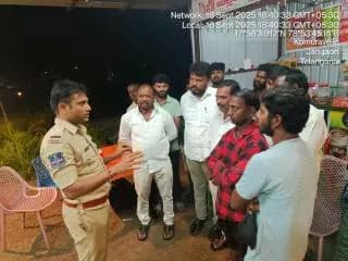 కొమురవెల్లి ఎస్ఐ రాజు, గ్రామ విపిఓతో కలిసి కొమురవెల్లి మండల కేంద్రంలో గ్రామ ప్రజలకు రాబోవు స్థానిక సంస్థల ఎన్నికల గురించి, సైబర్ నేరాలు, సీసీ కెమెరాల వల్ల ఉపయోగాలు గురించి అవగాహన కల్పించారు.