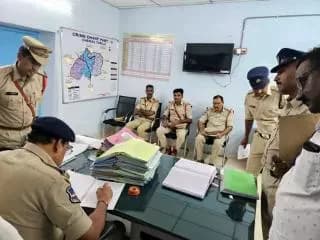 వార్షిక తనిఖీల్లో భాగంగా చేర్యాల సర్కిల్ కార్యాలయాన్ని తనిఖీ చేసిన హుస్నాబాద్ ఏసిపి సదానందం చేర్యాల సీఐ శ్రీను, చేర్యాల సర్కిల్ ఎస్ఐలు పాల్గొన్నారు.
