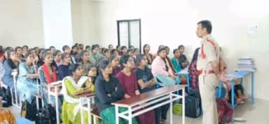 దీక్ష అకాడమీ సిద్దిపేట విద్యార్థినిలకు మహిళల రక్షణకు ఉన్న చట్టాలు, గుడ్ టచ్ బాడ్ టచ్, సైబర్ నేరాలు, గంజాయి డ్రగ్స్, యాంటీ హ్యూమన్ ట్రాఫికింగ్, ఇతర మత్తు పదార్థాల గురించి అవగాహన కల్పించిన టూ టౌన్ ఇన్స్పెక్టర్ ఉపేందర్, సిద్దిపేట షీటీమ్ బృందం.