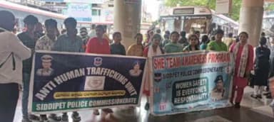 సిద్దిపేట హోల్డ్ బస్టాండ్ తో ప్రయాణికులకు సిద్దిపేట సిటీసిద్దిపేట సిటీమ్ బృందం బృందం మహిళల రక్షణకు ఉన్న చట్టాల గురించి, సైబర్ నేరాల గురించి, అవగాహన కల్పించారు