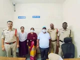 ఒకరి ప్లాటును కబ్జా చేసిన బయ్యారం రాజమణి, బయ్యారం రాజయ్యను, అరెస్టు చేసిన సిద్దిపేట టూ టౌన్ పోలీసులు, అన్యాయంగా కబ్జా చేసే వారిని వదిలిపెట్టం, టూ టౌన్ ఇన్స్పెక్టర్ ఉపేందర్.