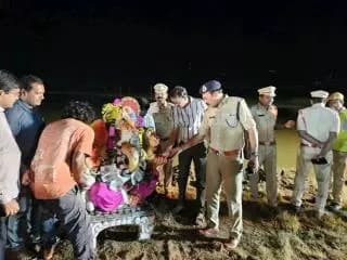 హుస్నాబాద్ ఏసిపి సదానందం, సీఐ శ్రీనివాస్, ఎస్ఐ లక్ష్మారెడ్డి, వినాయక నిమజ్జనం సందర్భంగా ఎల్లమ్మ చెరువు పరిసర ప్రాంతాలను సందర్శించి నిమజ్జన కార్యక్రమాన్ని పరిరక్షించడం జరుగుతుంది.